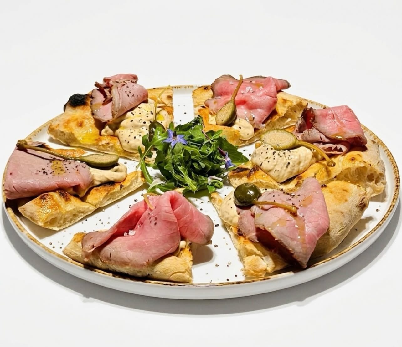 Pizza gourmet con burrata, prosciutto crudo e basilico